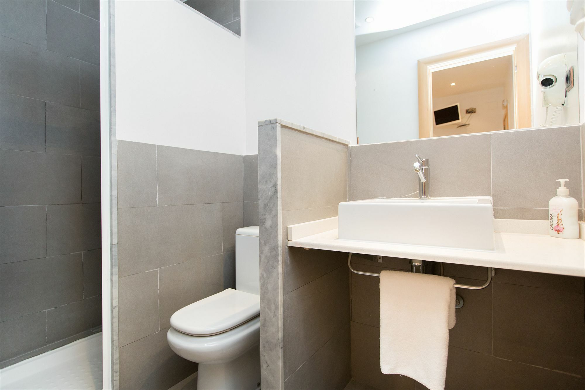 ברצלונה Ainb Las Ramblas-Colon Apartments מראה חיצוני תמונה
