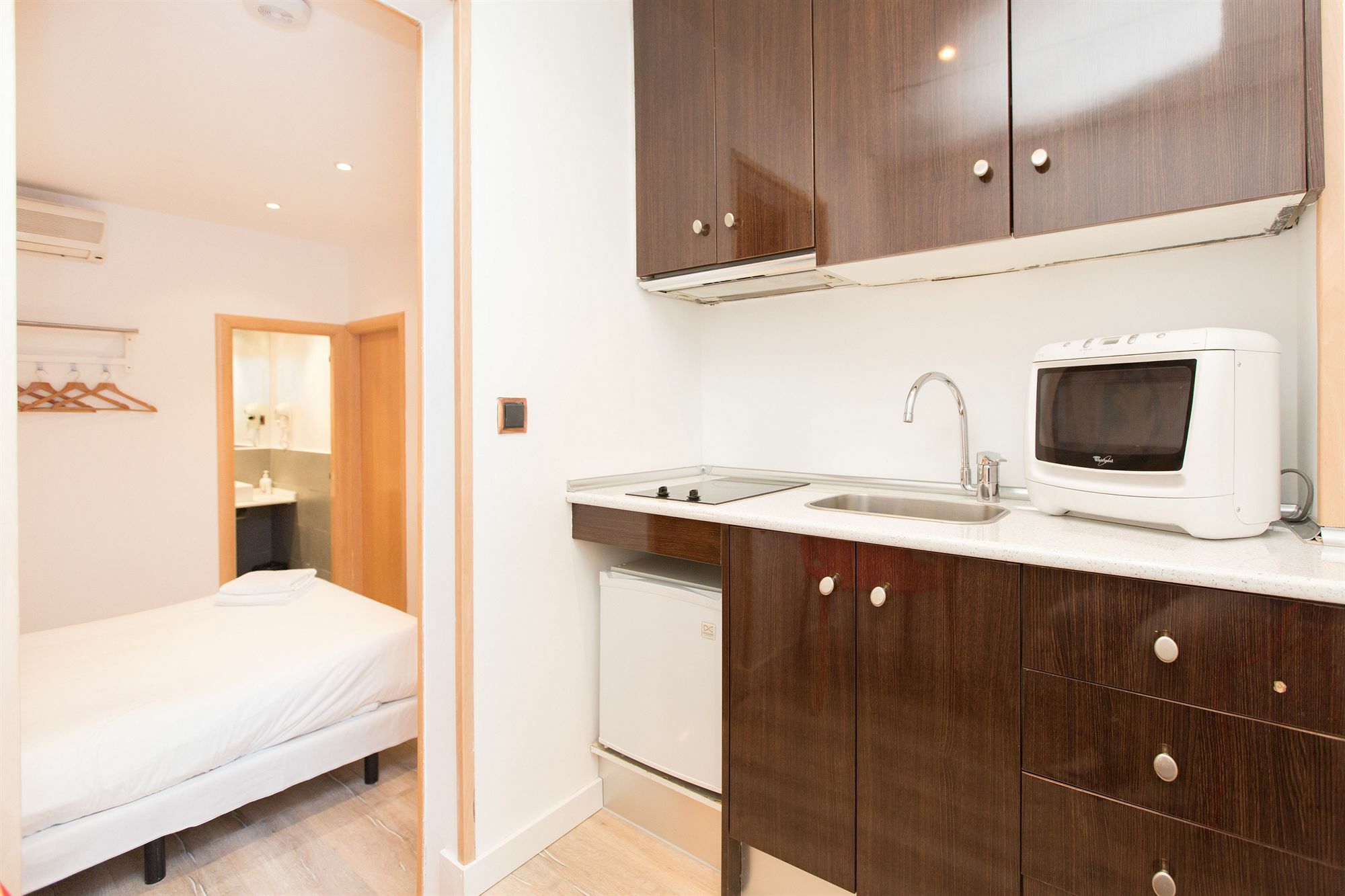 ברצלונה Ainb Las Ramblas-Colon Apartments מראה חיצוני תמונה